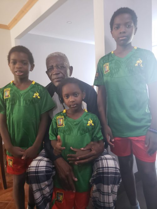 Avec les petits enfants — Bruno Bidjogo Mono