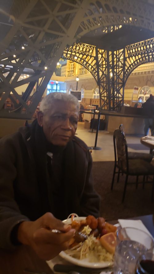 Sortie au restaurant — Bruno Bidjogo Mono